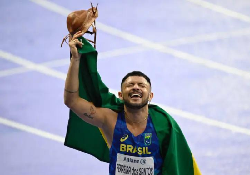 O brasileiro Petrúcio Ferreira foi ouro nos 100m e o Brasil continua dando show nas Paralimpíadas 2024. Foto: Douglas Magno/CPB.