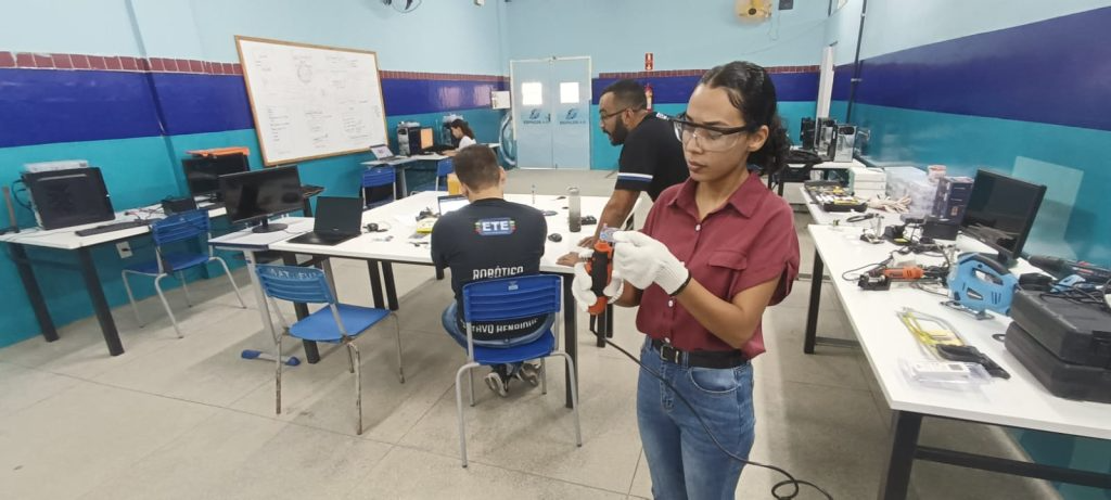 Ao trabalhar no projeto, Rayane descobriu vocação para a área de Sistema de Informação. Foto: Secretaria de Educação e de Esportes de Pernambuco.