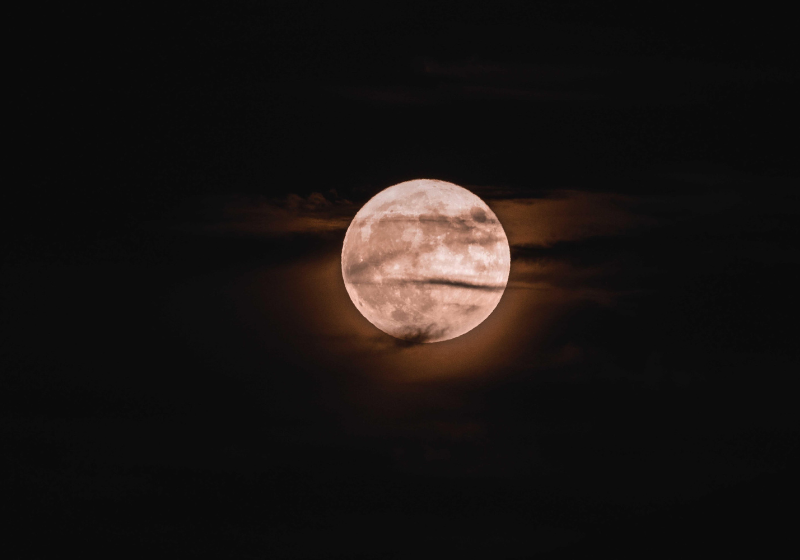 A superlua desta segunda deve começar no período da tarde, mas o espetáculo mesmo será à noite. - Foto: Francesco Ungaro/Pexels.