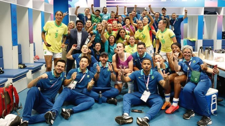 No vestiário, as meninas comemoram bastante a vitória! Foto: Rafael Ribeiro/CBF.