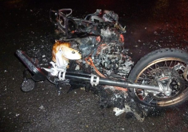 Uma mãe viu um motociclista abandonado na pista e salva. 