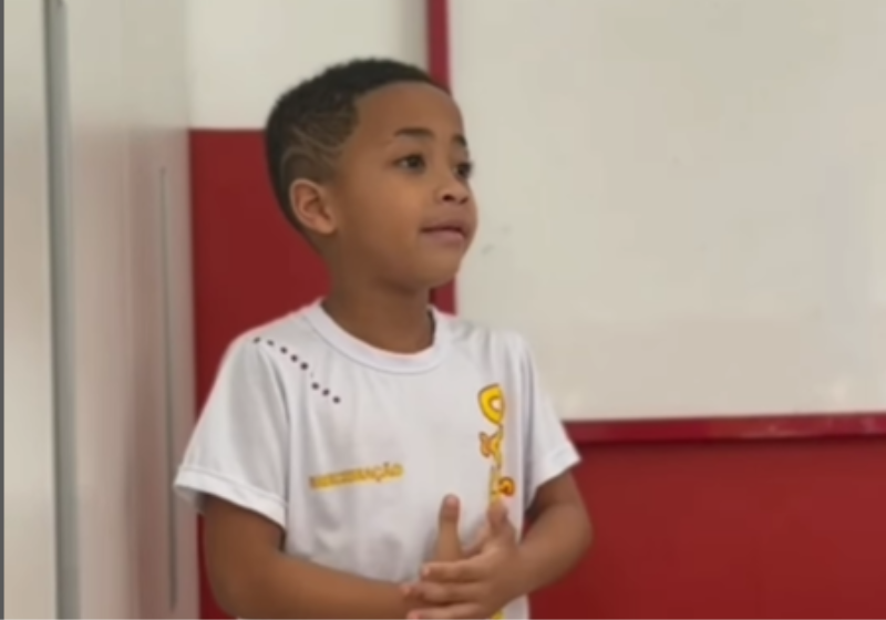 Como um herói, o bombeiro mirim Theo fez manobras e salvou um bebê, que estava engasgado. Ele agora é o "cara" em Santa Catarina. Foto: Reprodução/CBMSC 