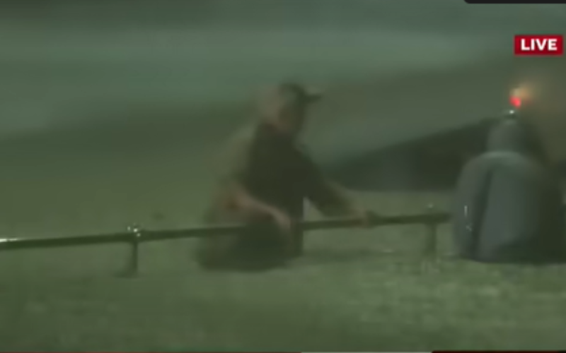 De folga, o enfermeiro Miles Crawford sai de casa, mergulha e resgata motorista preso em enchente. Incrível. Foto: The Guardian 