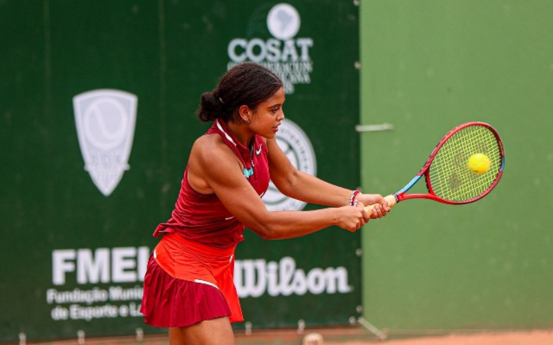 Nauhayni Silva, a Naná, tem apenas 14 anos. Ela cresceu na periferia de SP, treinava sem condições e agora vai ser a brasileira mais jovem da história a entrar no ranking mundial de tênis para mulheres, a WT. - Foto: Tenis News