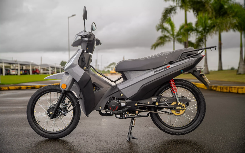 Motos e bicicletas motorizadas que fazem até 50 km/h são livres da exigência de CNH, como a Phoenix S - Shineray do Brasil. Foto: Divulgação