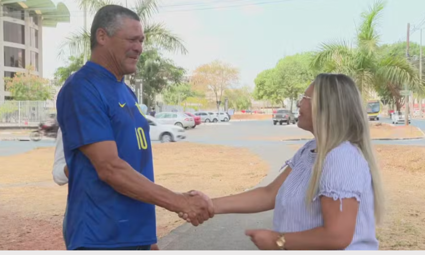 Um homem chamado Valdemir Souza encontra dinheiro na rua e não sossega até achar Núbia, a dona para devolver. Foto: TV Globo/G1