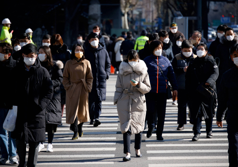 A Coreia do Sul vai testar a semana de trabalho com 4 dias para tentar aumentar a taxa de nascimento de bebês no país. - Foto: King Hong-Ji/Reuters.