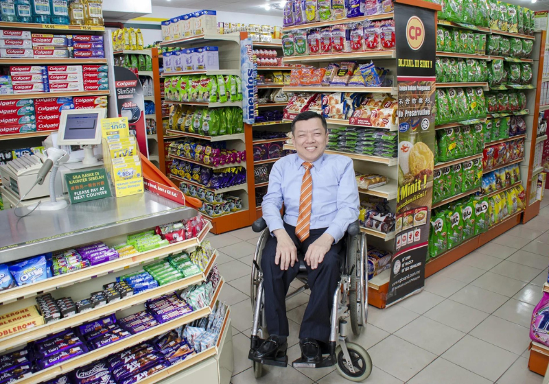 Cadeirante, Lee começou como vendedor na beira de estrada até se tornar um empresário bilionário. Foto: 99 Speed Mart.