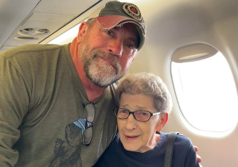 A idosa ficou emocionada com a gentileza do passageiro desconhecido, que ofereceu a poltrona dele na primeira classe para a vovó viajar. - Foto: Laura Larsen Failner/Facebook.