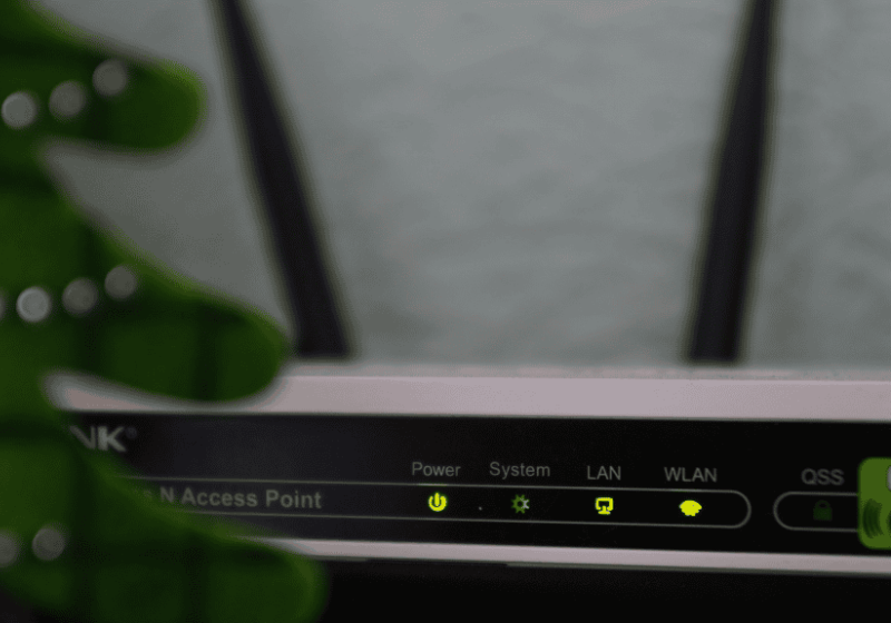 Para expulsar invasores do Wi-Fi, mude a senha da rede e eles serão desconectados. Foto: Misha Feshchak/Unsplash.