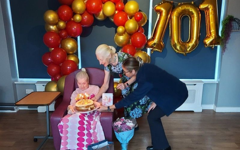 Idosa comemora 101 anos mostrando que longevidade está associada ao prazer e à saúde - Foto: Manchester Evening News