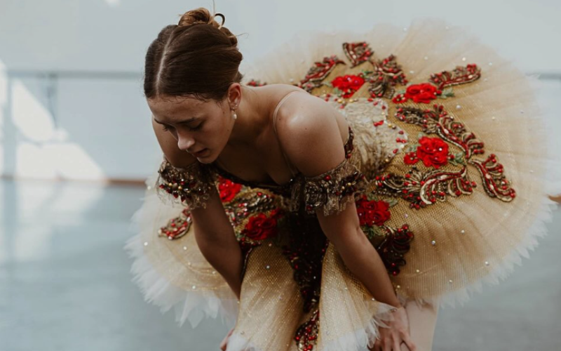 Luciana Sagioro, brasileira de 18 anos, é contratada pela Operá de Paris até sua aposentadoria. - Foto: @lucianasagioro