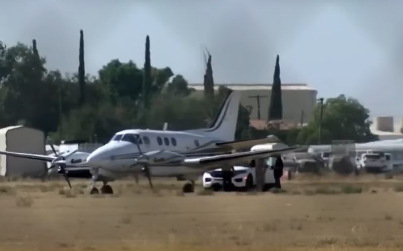 Heroína, passageira assume o avião após piloto ter parada cardíaca. Pouso tranquilo.