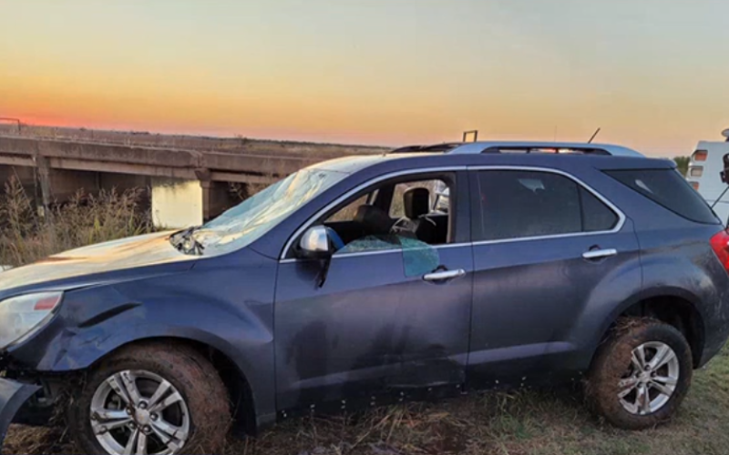 Ao passar por um rio, um herói anônimo percebe uma mão do lado de fora, estaciona e salva o motorista cujo carro caiu e afundou. Um verdadeiro milagre. Foto: News6 