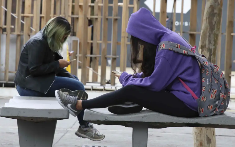 Com a ordem de suspender o uso de celular nas escolas, melhoram as notas e a socialização dos alunos, mas o desafio persiste. Governo estuda projeto para proibir o uso em todo país. Foto: EBC/Agência Brasil