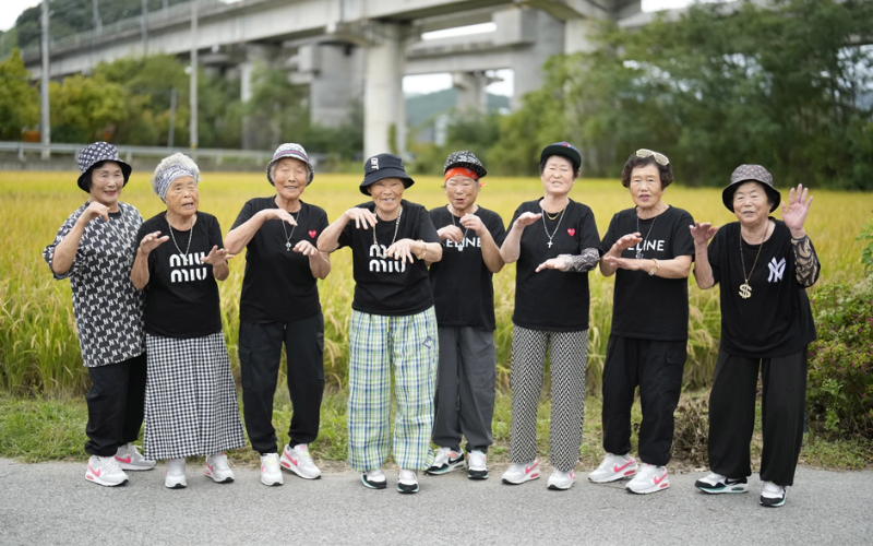 O grupo Su e as Sete Princesas, formado por idosas com mais de 80 anos, faz sucesso com o rap, que elas aprenderam ao serem alfabetizadas. Foto: APNews