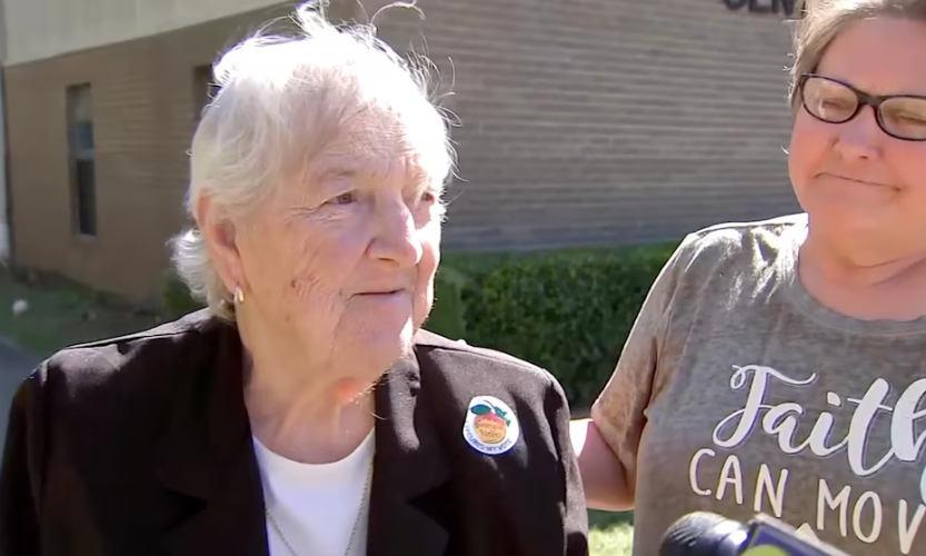 Betty Cartledge, uma idosa de 81 anos era proibida de votar pelo marido, mas com a morte dele, ela resolveu participar das eleições presidenciais nos Estados Unidos. - Foto: Latin Times