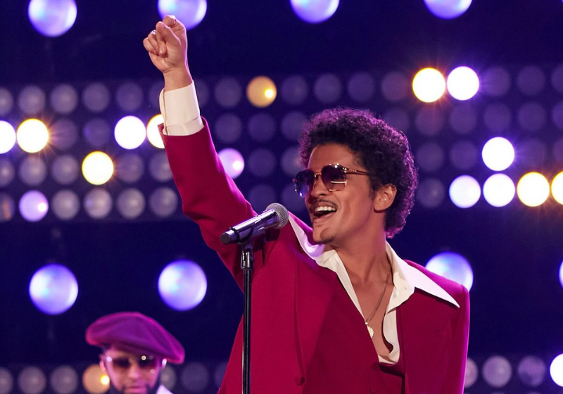 Bruno Mars arrecadou R$ 1 milhão com o show no Tokio Marine Hall, na capital paulista, para ajudar o RS. - Foto: Getty Images