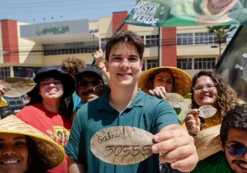 As folhas secas de árvores, que se transformaram em 'santinhos', deram mais de 30 mil votos para Gabriel em Fortaleza e ele se reelegeu sem sujar a cidade. - Foto: @gabrielbiologia/Instagram.