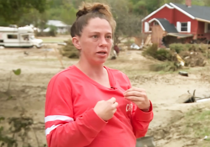 Grávida, Emily sobreviveu boiando em um colchão junto com o cãozinho de estimação, depois da casa da família ser atingida pelo furacão Helene, nos EUA. - Foto: WXII12