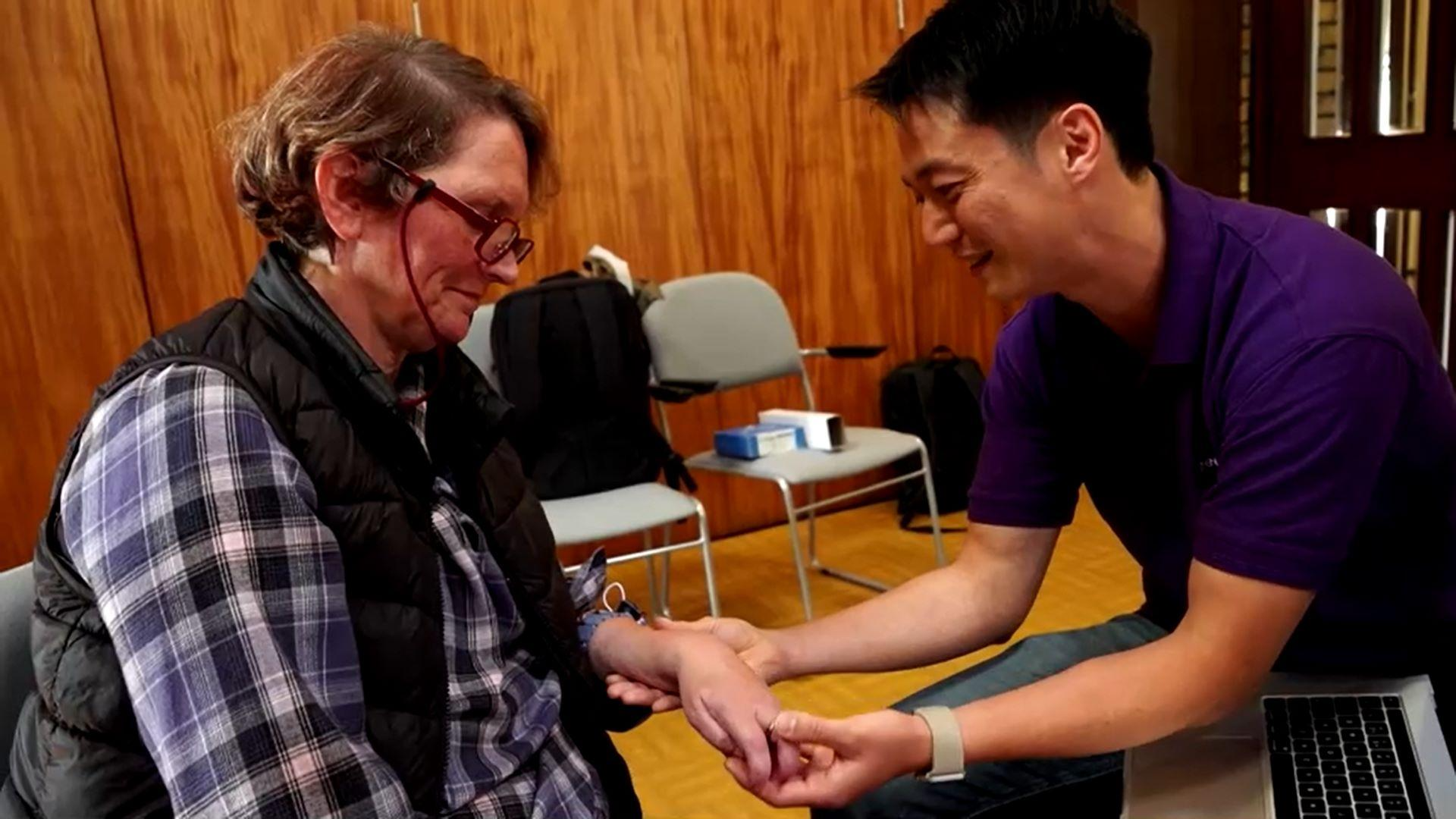 Com 8 sessões uma das pacientes conseguiu movimentar o braço. - Foto: Reuters/Handout