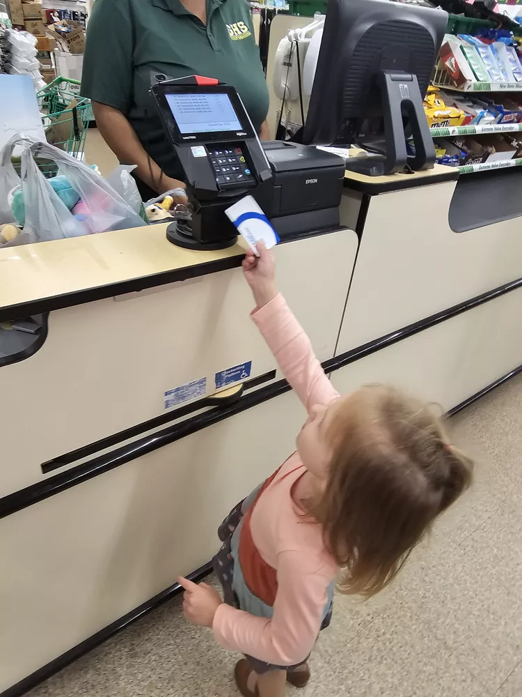 A garotinha sempre ia acompanhada da mãe na loja comprar os bichinhos. Fofura! - Foto: Jennifer Castilon