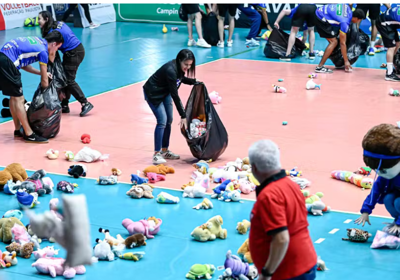 A torcida do Vôlei Campinas fez bonito com a chuva de bichinhos de pelúcia. Os ursinhos serão doados para crianças no Hospital Infantil Boldrini, referência no tratamento do câncer infantil. - Foto: Pedro Teixeira/Vôlei Renata