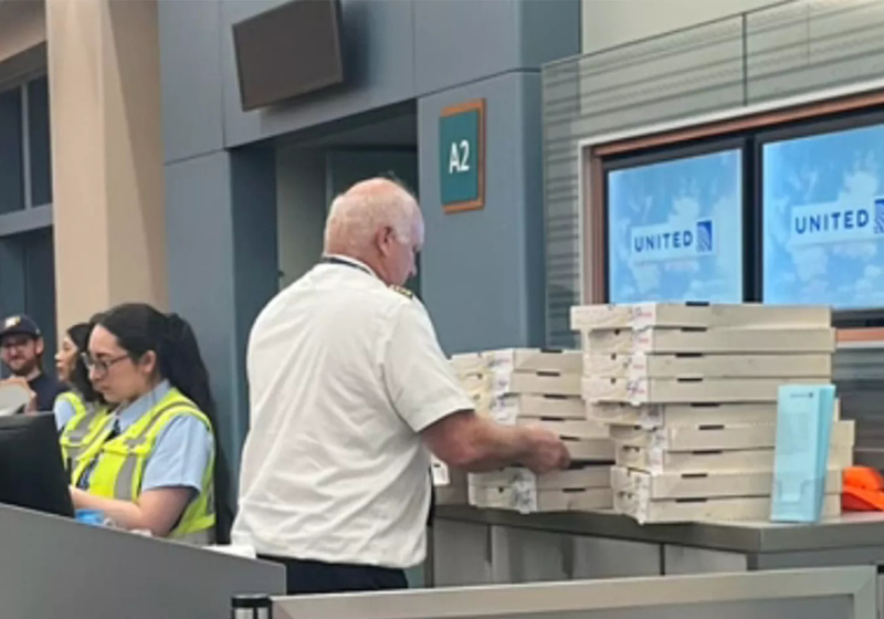 Piloto surpreende 150 passageiros com pizzas após 7 horas de atraso e pouso de emergência