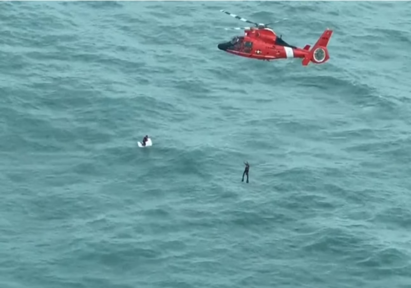 Homem à deriva no mar é resgatado por helicóptero após furacão Milton