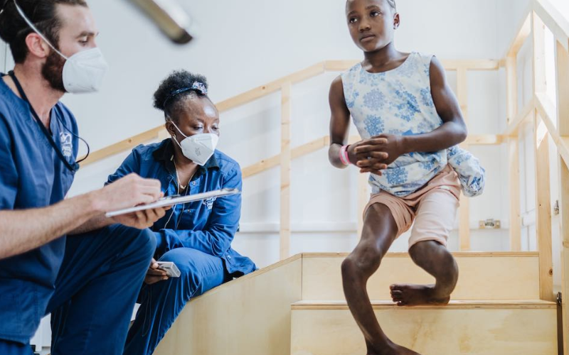 Fudia é uma jovem que nasceu com as pernas bastante arqueadas, para tonar a vida dela melhor fez uma cirurgia e cresce 14cm. Foto: GNN