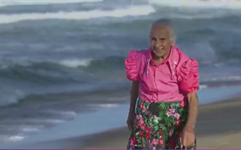 A vovó Varda, de 92 anos, viajou de Caetanos no sertão a Salvador para ver o mão, sonho que acalentava desde criança. Realizou. Foto: Record 