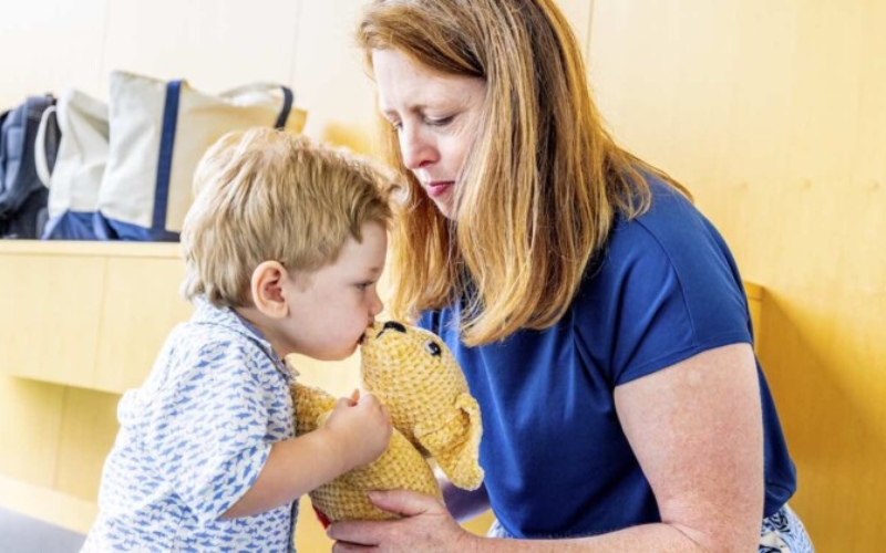 Sonny, um menino de 2 anos, que foi salvo por Sandy, a doadora de parte do fígado, que assim permitiu de ele recuperar de uma doença bastante complexa, nos EUA. – Foto: Cleveland Clinic