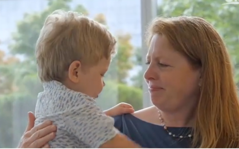 Sandy resolveu ser doadora e salvou a vida do menino Sonny, de 2 anos, nos EUA, e agora os dois se encontraram pela primeira vez. Emoção pura. Foto: Cleveland Clinic