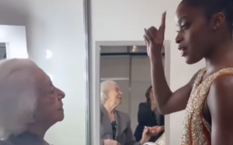 No camarim, Fernanda Montenegro e a bailarina Ingrid Silva conversam. Ambas se elogiam e trocam bênçãos. Foto: @fernandamontenegrooficial