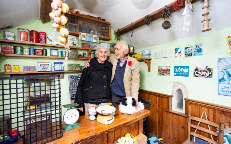 Os avós Alban e Angela construíram não uma casa brinquedo para alegrar as crianças, mas três. - Foto: Daily Mail