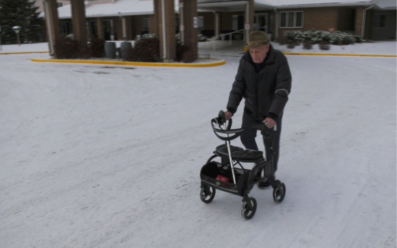 Nem mesmo as dificuldades motoras atrapalham Jack, um idoso de 100 anos que caminha cinco quarteirões diariamente para visitar a esposa amada, Stella numa casa de repouso no Canadá. - Foto: CBS News