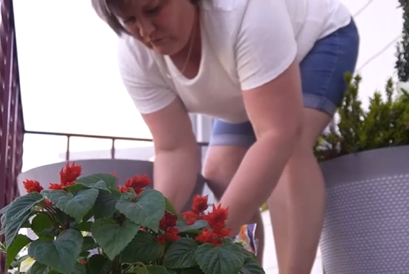 Anna Hansen sofria com fortes dores. Depois do tratamento com o dispositivo, sua vida melhorou. - Foto: WNDU