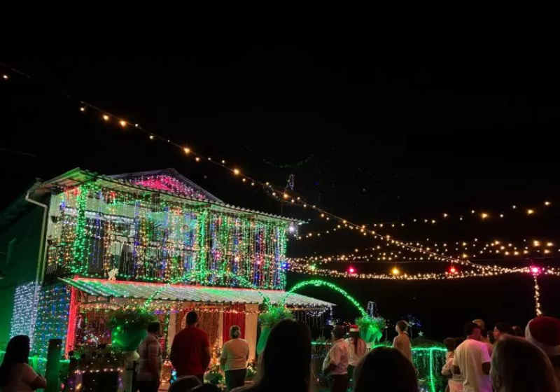 A casa mais iluminada do Brasil fica em Santa Catarina (SC) e a ideia de comemorar o Natal em grande estilo surgiu a partir de uma tradição de família em 1996. - Foto: Aysla Pereira/ND