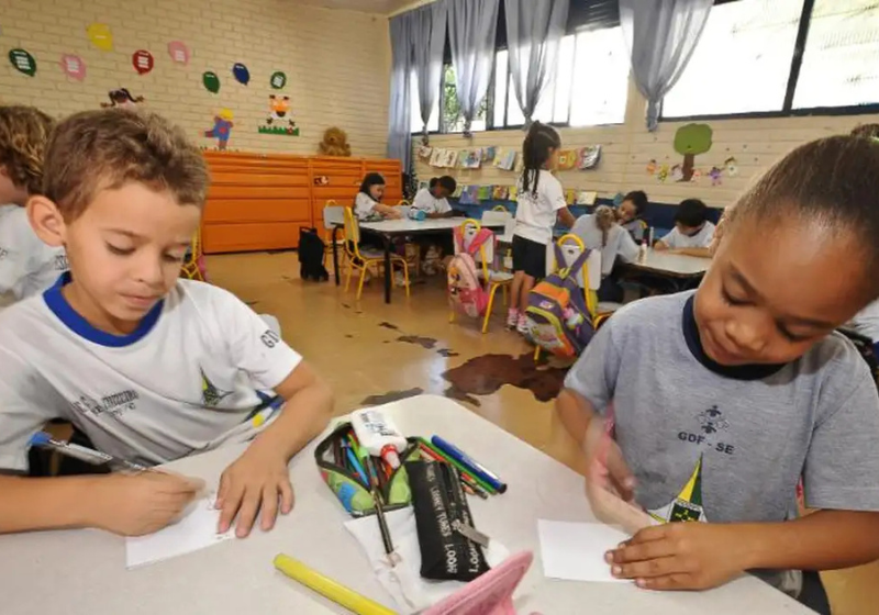 O mundo bateu o recorde de crianças escolarizadas e houve aumento nas taxas de conclusão escolar. - Foto: Arquivo Agência Brasil