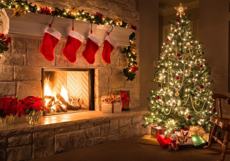 O legal é chamar as crianças para ajudar a montar a Árvore de Natal e ensinar o real significado da festa do nascimento de Jesus. - Foto: Christmastreesinthemail.com