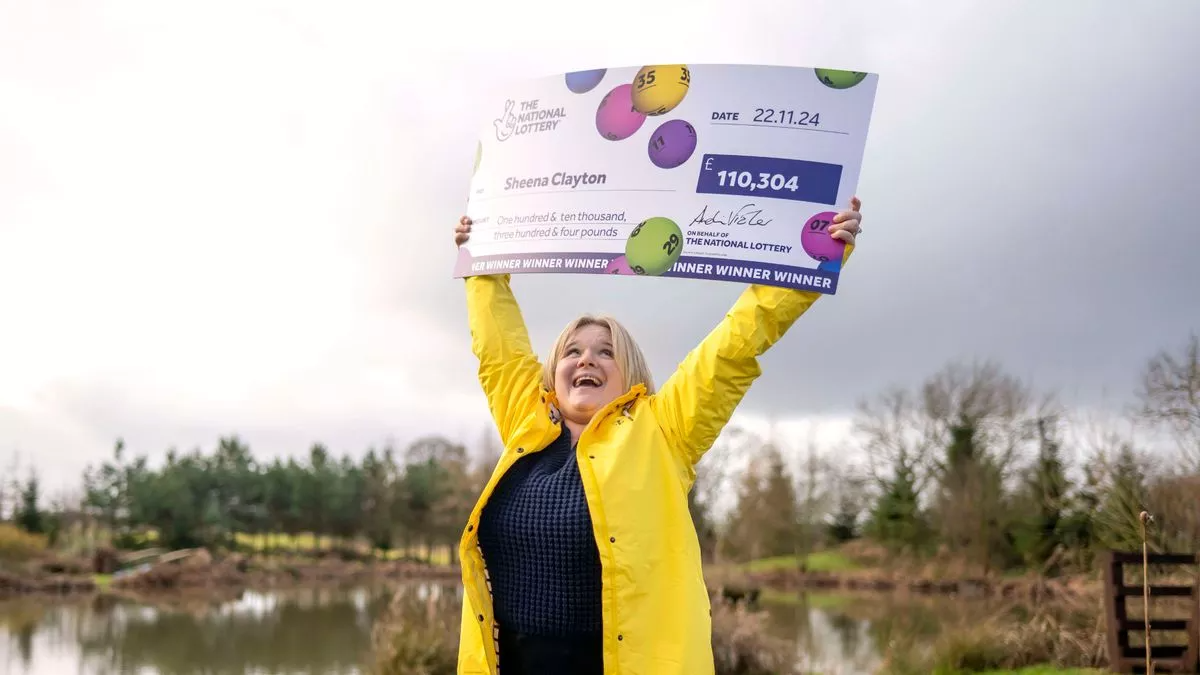 O prêmio veio depois do empurrãozinho do filho. Ela disse que a vitória é dele! - Foto: Anthony Devlin