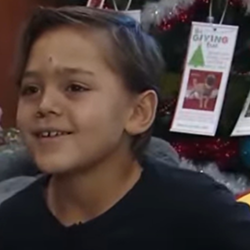 Esse Zyain, o pequeno herói que foi presenteado com um skate novinho e do jeitinho que ele sempre sonhou pela Humane Society of Yuma, em parceria com a varejista de skates Zumiez - Foto: Arizona's Family (3TV / CBS 5)