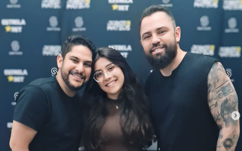 A dupla sertaneja Jorge e Mateus anunciaram durante o show, em Sorocaba, em SP, que vão doar R$ 40 mil para os estudos da fã Isabella, nos EUA. - Foto: @isabellasisterna