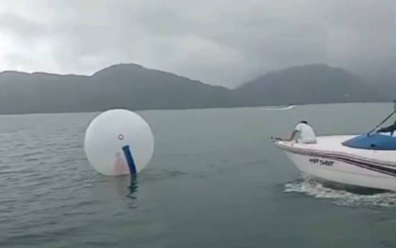 A criança, e aproximadamente 8 anos, estava perdida em alto-mar quando o marinheiro a salvou em uma praia de Ubatuba, SP. - Foto: Jornal de Brasília