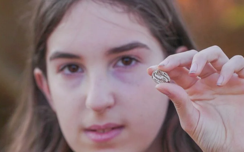 Era apenas mais um passeio para a menina Dafna, em Israel, quando esbarrou o amuleto egípcio de 3.500 anos. - Foto: Gizmodo/Emil Aladjem, Autoridade de Antiguidades de Israel