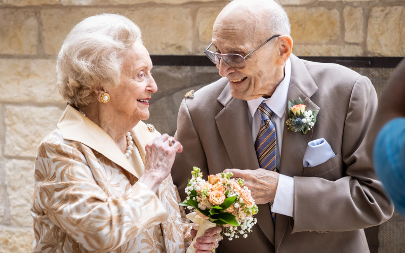 Os viúvos Bernard Snyder e Jo Cartwright, de 98 e 96 anos, respectivamente, casam no Reino Unido: encontram o amor. - Foto: Kut News