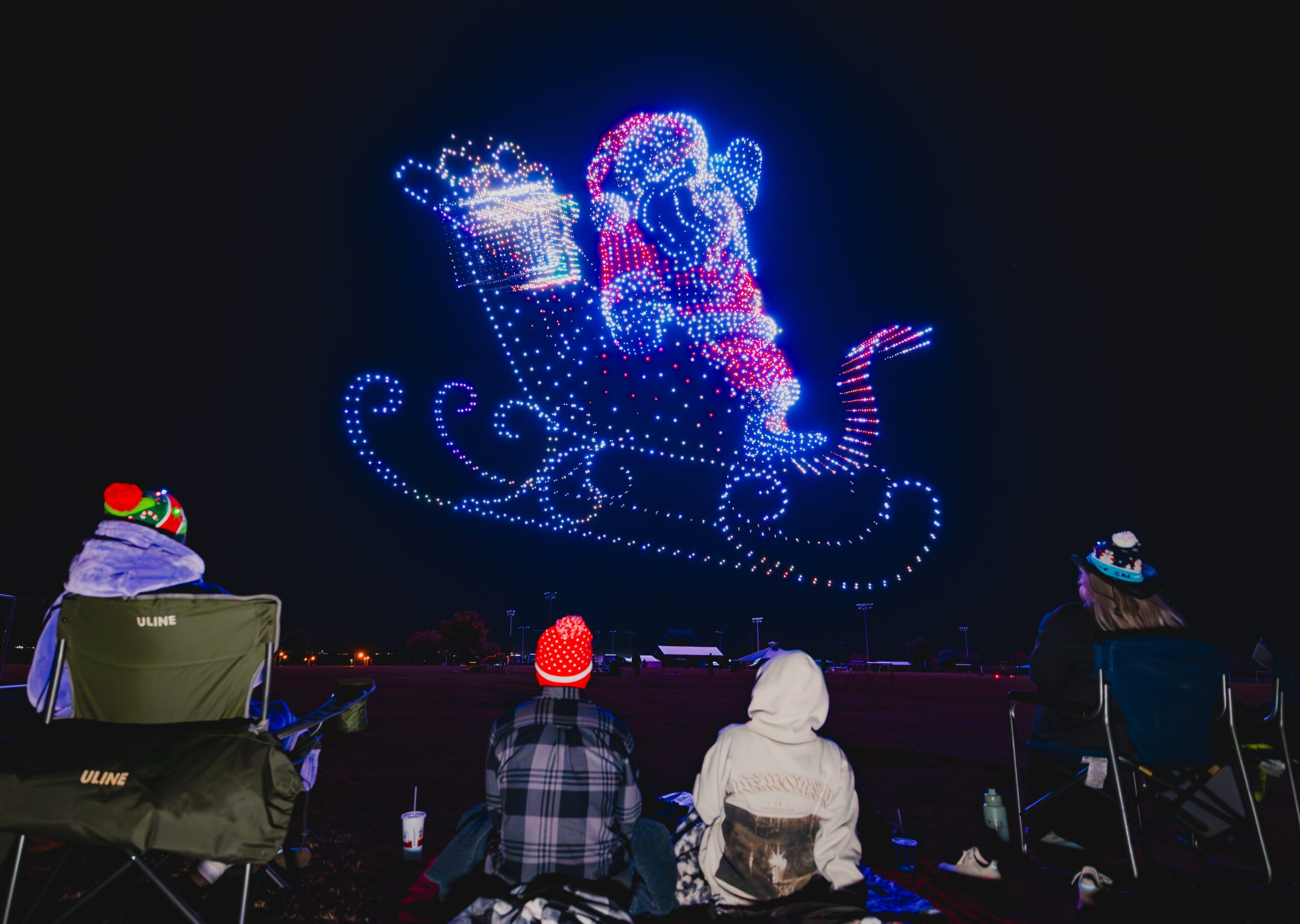 O espetáculo atraiu centenas de moradores e turistas. - Foto: Sky Elements