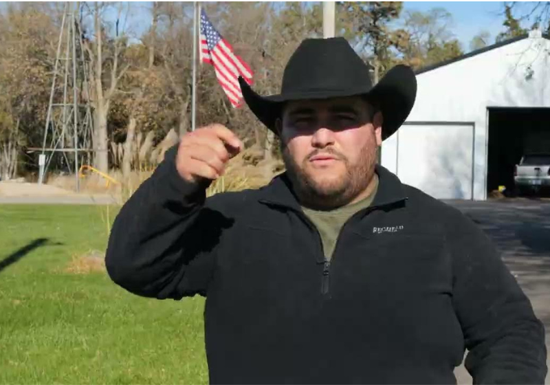 O cowboy ouviu gritos e achou que fosse cabras, mas resolveu investigar e encontrou o bebê preso no carro. - Foto: Nebraska Huskers