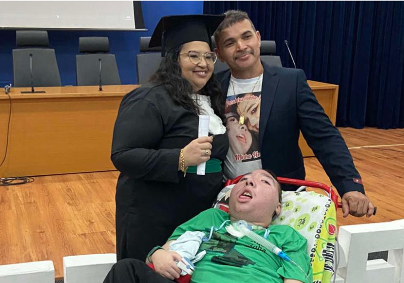 A presença do filho Robert, que tem paralisia e vive acamado, foi a grande surpresa na formatura da mãe, Maria Angelinda. Amigos unidos realizaram o sonho dela- Foto: Sesa