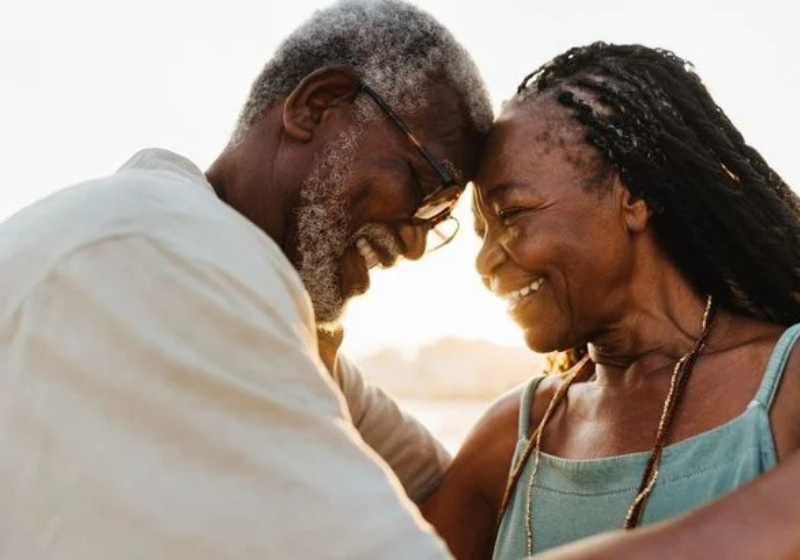 Pessoas mais felizes não ignoram os desafios, mas focam nos pontos positivos da vida. - Foto: Shutterstock